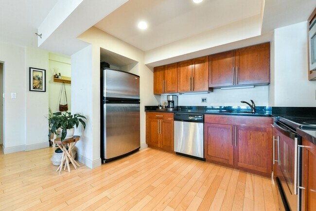 Building Photo - 1600 Beacon St