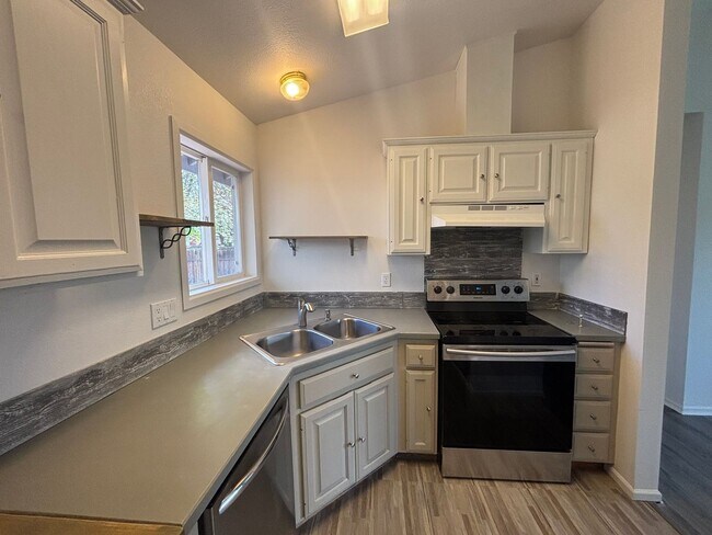 Foto del edificio - Comfortable Charm on a Spacious Lot in SW ...