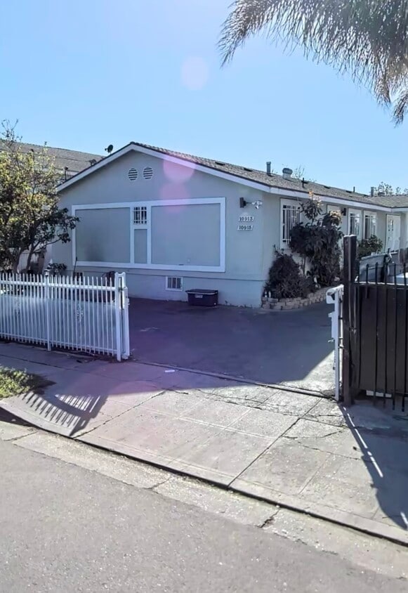 Primary Photo - 10913 Wilmington Ave