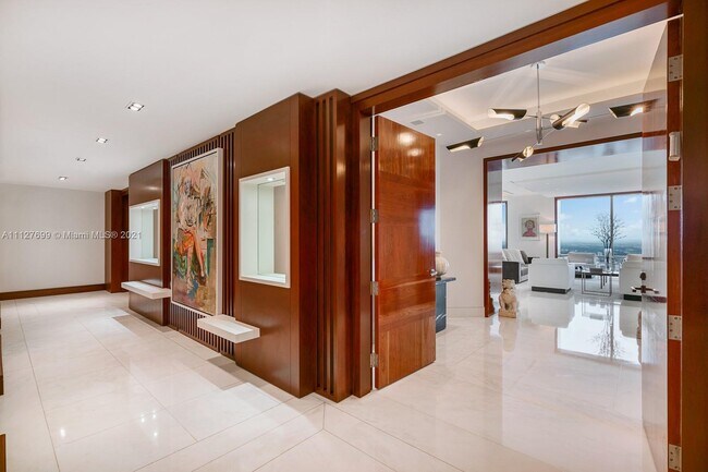 Building Photo - 1425 Brickell Ave