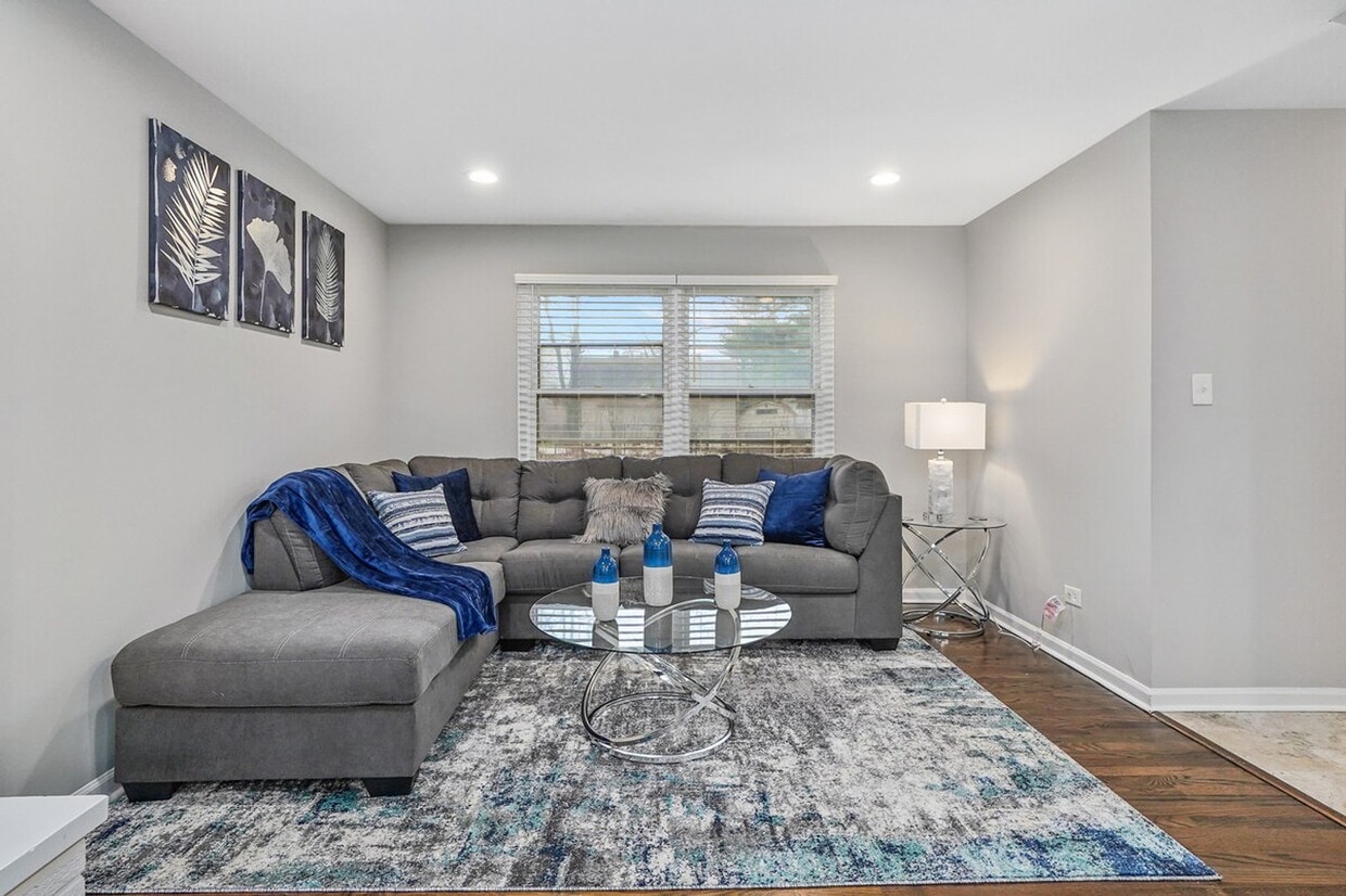 Foto principal - 18830 Hamlin Ave