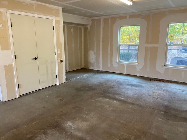 Foto del edificio - Large garage with attached spacious 2 bedroom townhome