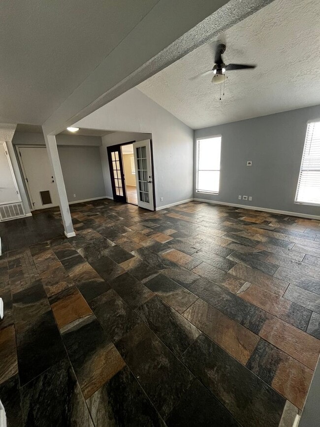Building Photo - AVAILABLE NOW - 3 Bedroom 2 Bath aprox 140...
