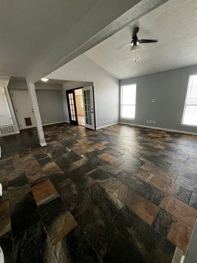 Foto del edificio - AVAILABLE NOW - 3 Bedroom 2 Bath aprox 140...