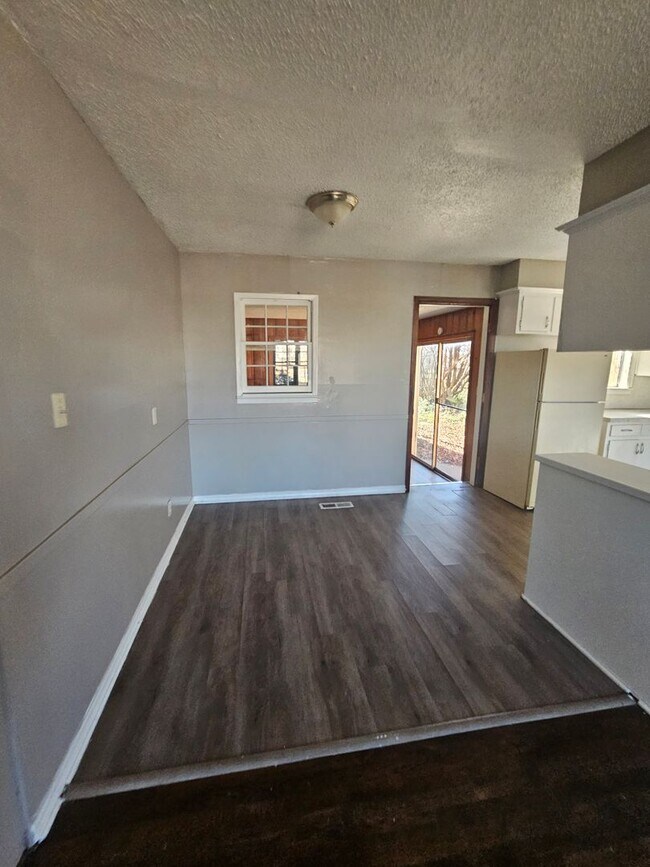 Foto del edificio - 5 Bedroom House Available In Midwest City