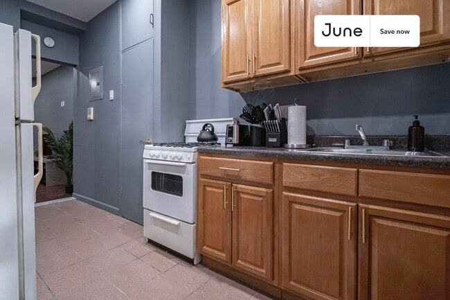 Building Photo - 225 E 83rd St