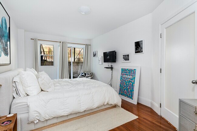 Building Photo - Big 2 Bedroom+ w/Deck & Backyard