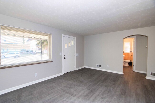 Building Photo - 4 bed 1 bath Updated Home