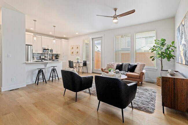 Foto del edificio - 10958 W Lavonne Ln
