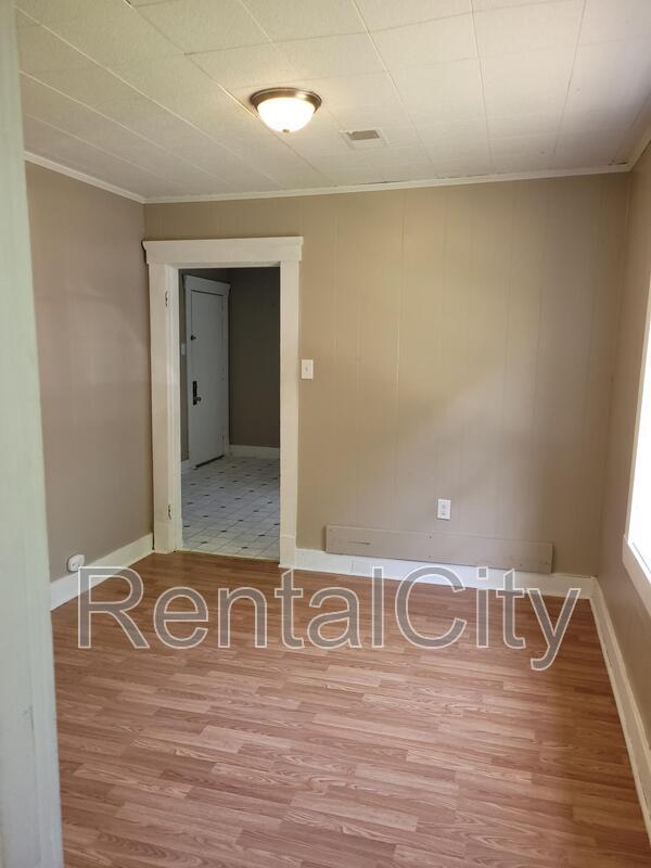 Building Photo - 1300 W Countryman St