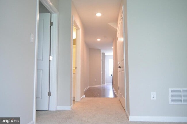 Foto del edificio - 1503 Hights Farm Rd S