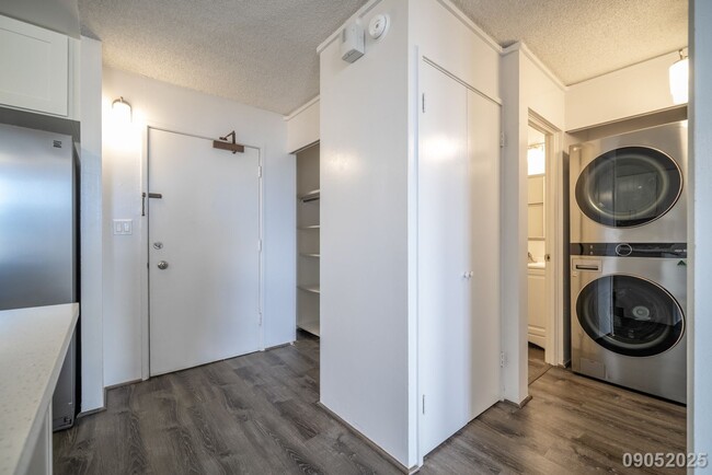 Building Photo - $2,300 / 1br - 594ft2 - Beautifully Renova...