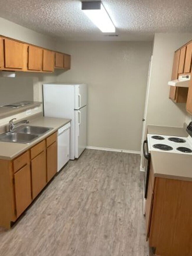 Foto del edificio - This incredible three bedroom home is minutes away from Lake Travis