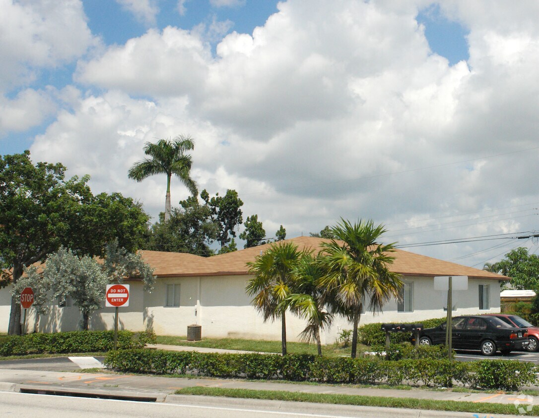 Foto del edificio - 7001 Pembroke Rd