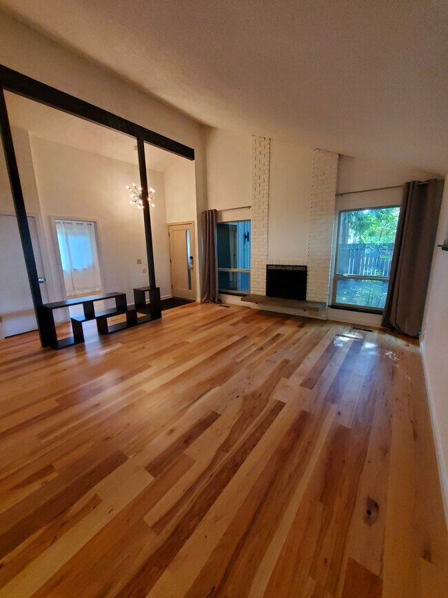 Photo - Gorgeous Renovated 3 Bed / 2 Bath Rambler ... House