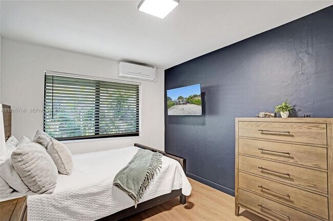 Foto del edificio - 754 NE 40th St