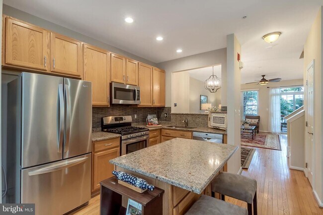 Foto del edificio - 4-level, 3-bedroom garage townhome