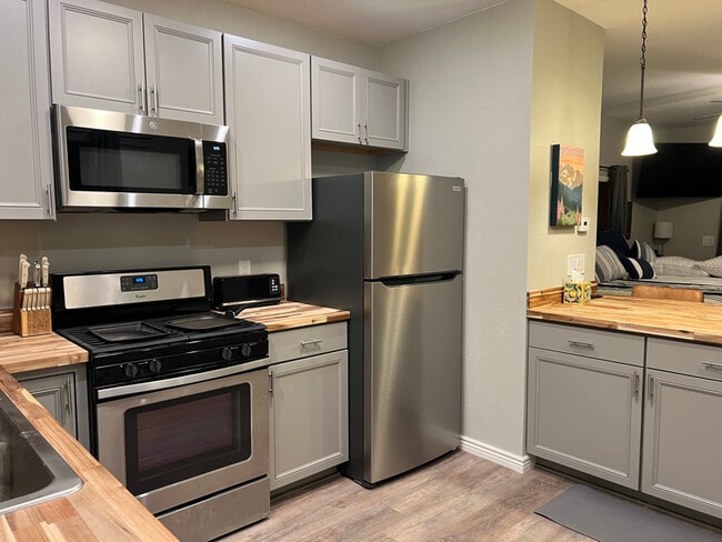 Building Photo - 2030 Watts Ln