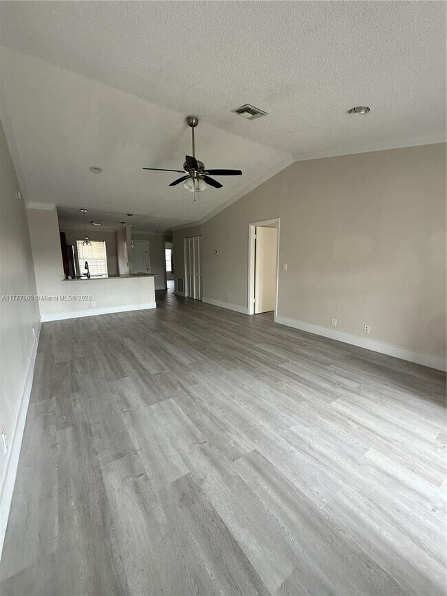 Foto del edificio - 9961 Three Lakes Cir