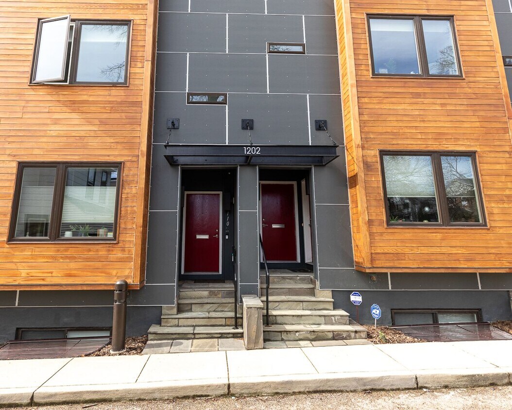 Primary Photo - Top Floor 2-Level Townhome with Parking in...
