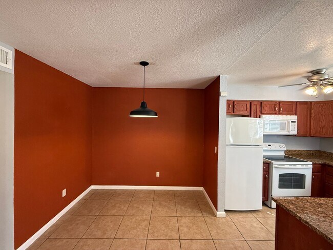 Building Photo - Adorable 1 Bed 1 Bath Winter Park Condo