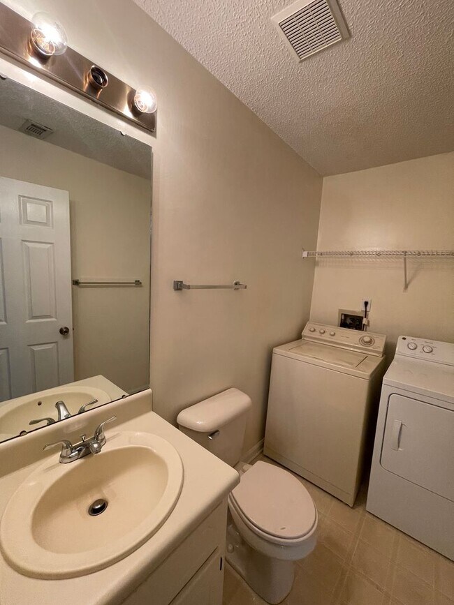 Building Photo - Briarwood Townhomes - End Unit!