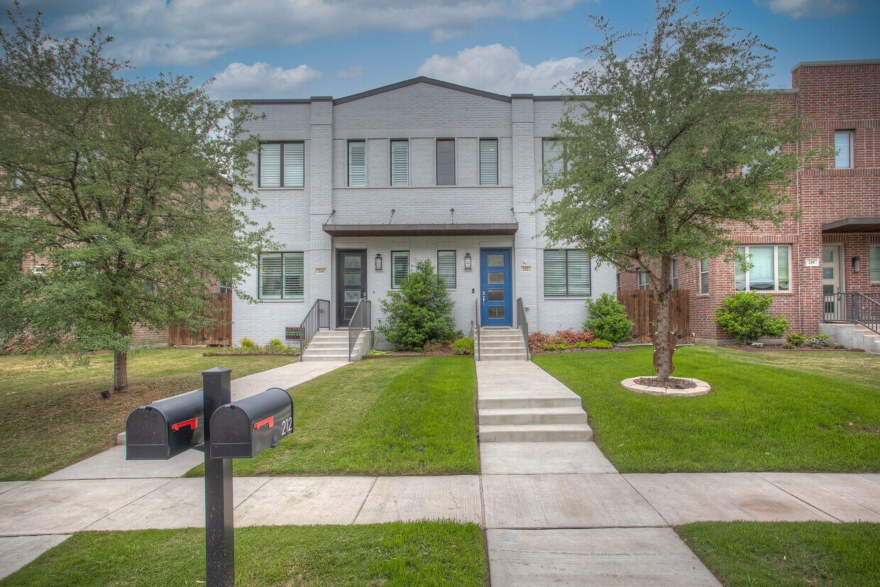 Vista frontal; la puerta azul feliz es nuestra entrada :-) - 212 Wimberly Street