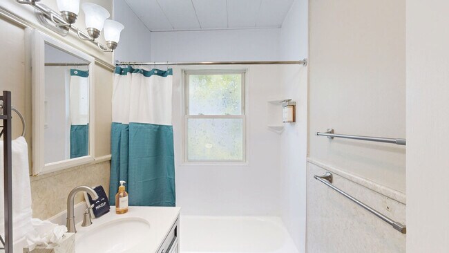Foto del edificio - 128 1/2 Elm Street-SI ID1380181P