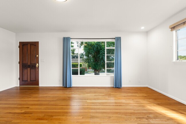 Building Photo - 5651 N Bryn Mawr St