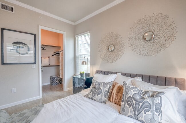 Building Photo - Encore 380