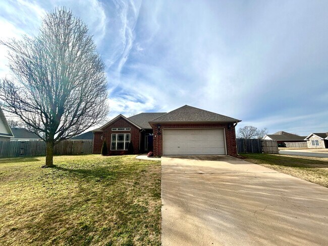 Foto del edificio - 3 bedroom 2 bath modern style home minutes from Centerton Main!!