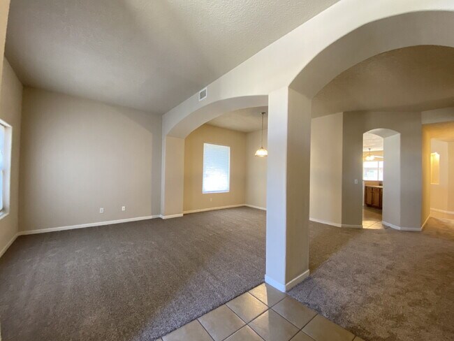 Foto del edificio - Spacious- 2 Living Rm/3BR/2Bath in Cabezon