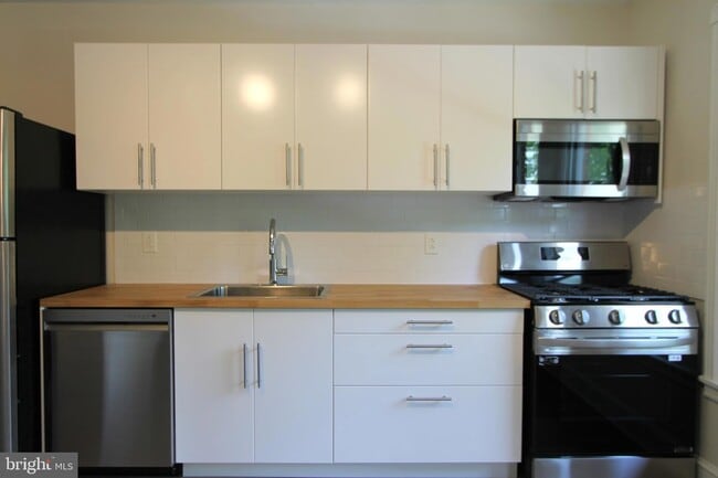 Building Photo - 437 W Hansberry St