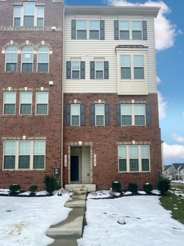 Foto principal - Stunning 3 bedroom/2.5 bathroom end unit c...