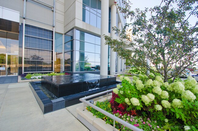 Foto del edificio - 600 S Shore Dr