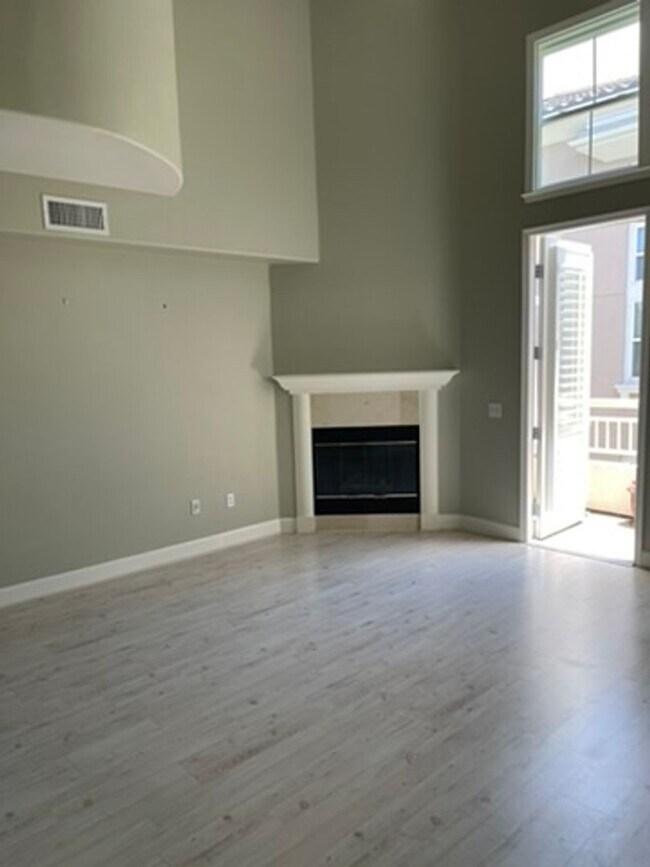 Foto del edificio - Fabulous Montebello condo, walk/bike to Ap...