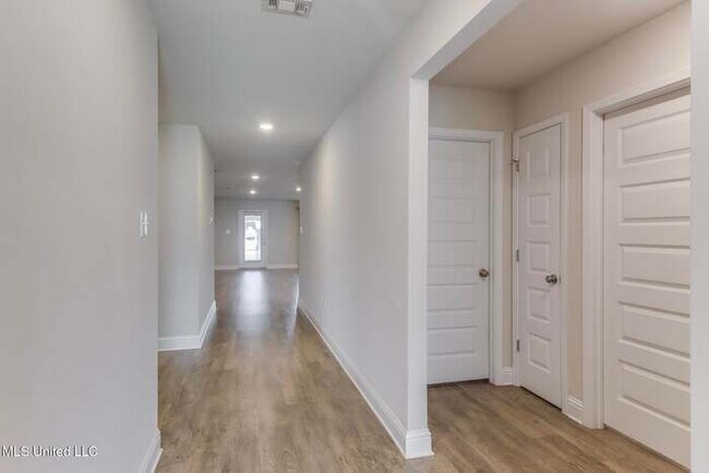 Foto del edificio - 6487 Eastland Cir
