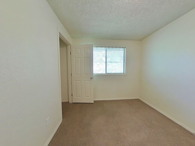 Building Photo - 2 Bedroom 4-Plex ~ South Corvallis ~ Small...