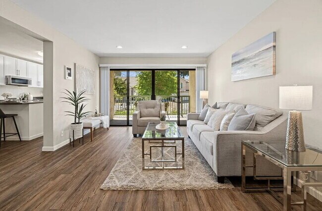 Foto del edificio - Norfolk Pine luxury floors, designer paint...