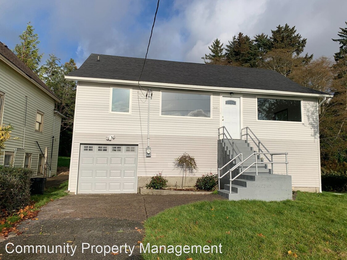 Primary Photo - 3 br, 1 bath House - 699 West Marine Drive