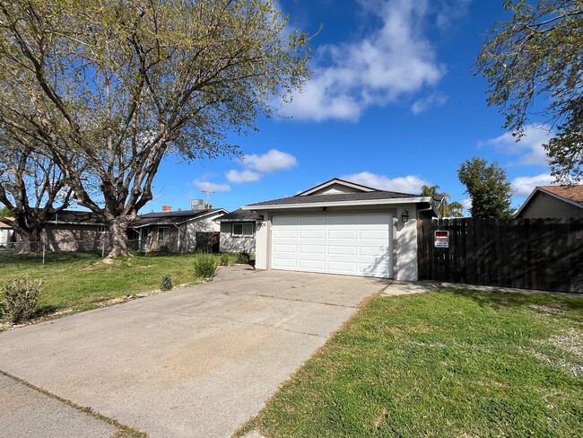 Building Photo - 4 bed 2 bath with landscaping and pest con...