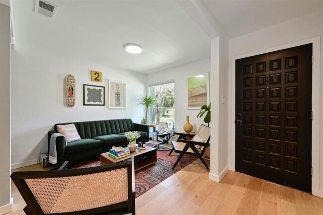 Foto del edificio - 7205 Twisted Oaks Dr
