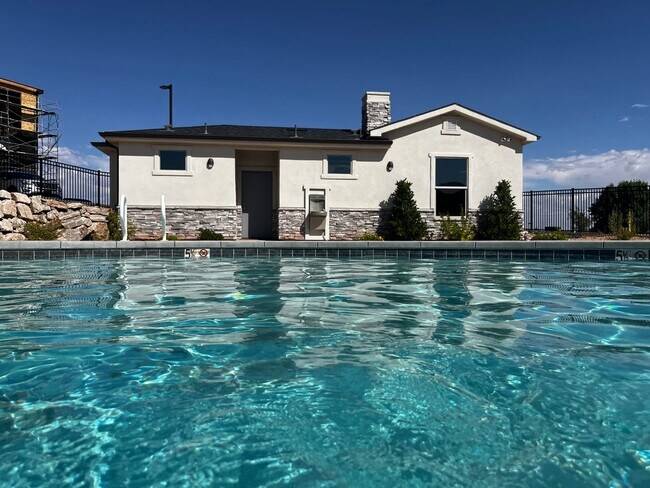 Foto del edificio - Great 2 bed 1 bath condo with pool and pickleball courts