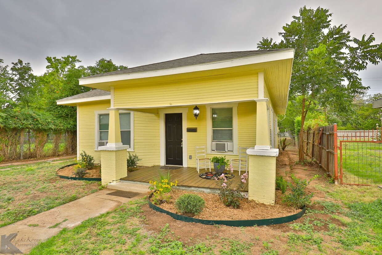 Foto principal - 2 bed 1 bath; AVAILABLE NOW!