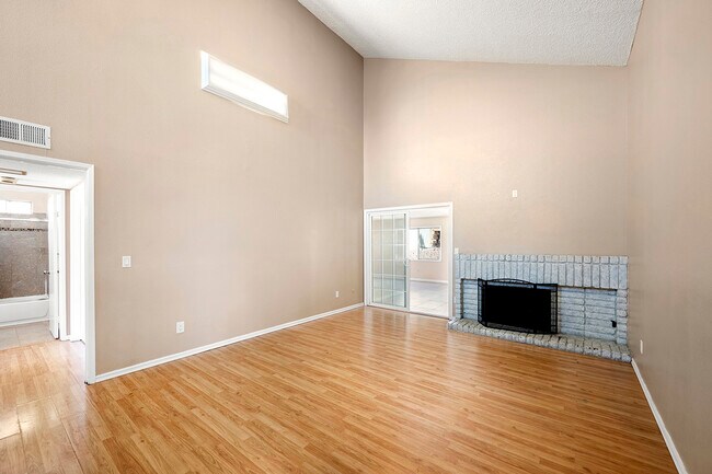 Building Photo - 6126 Daisy Pl