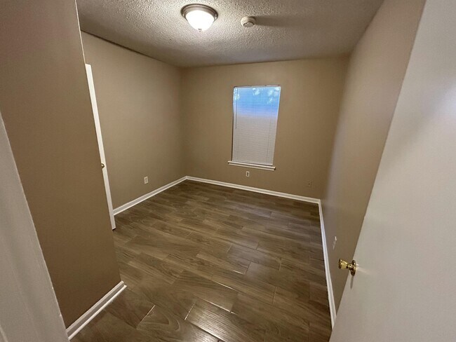 Building Photo - 4590 Valley Stream Dr