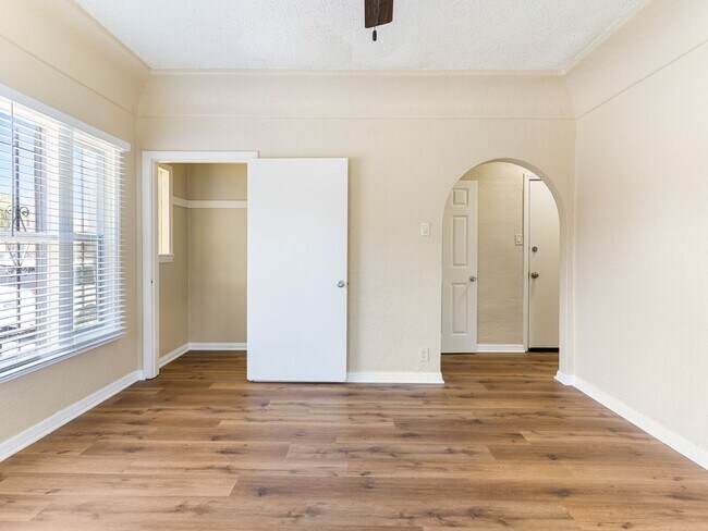 Foto del edificio - 1324 N Peterson Ave