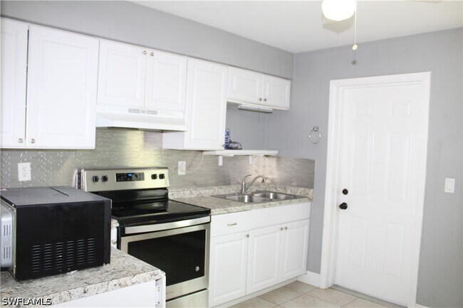 Foto del edificio - 334 Cape Coral Pkwy W