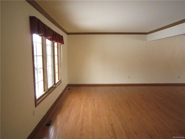 Building Photo - 2792 Broadmoor Dr