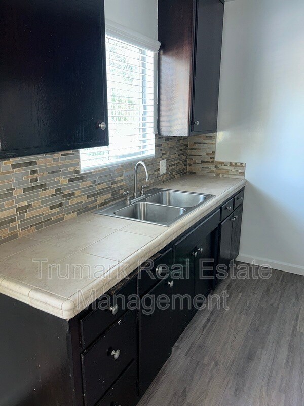 Building Photo - 1811 Huntington Dr
